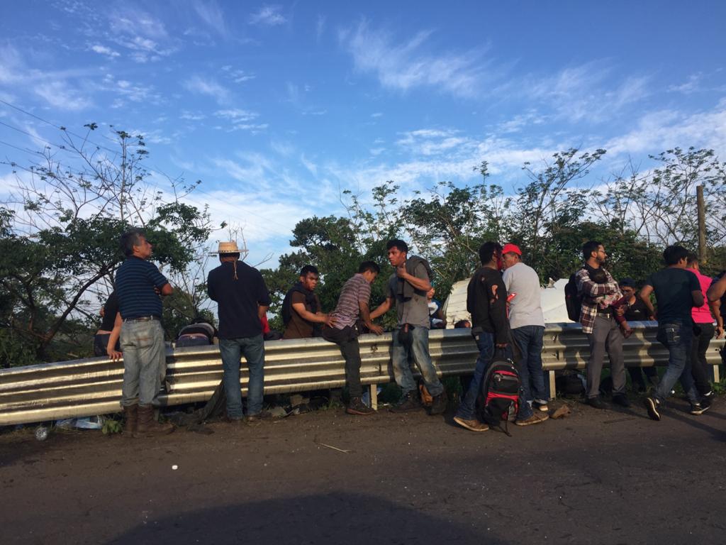 Vuelca camión con presuntos migrantes