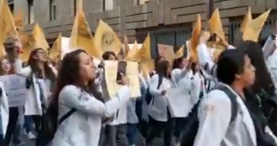 Estudiantes de medicina protestan en Palacio Nacional por asesinato de tres jóvenes