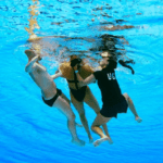 Nadadora se desmaya en plena competencia; su entrenadora entra a rescatarla