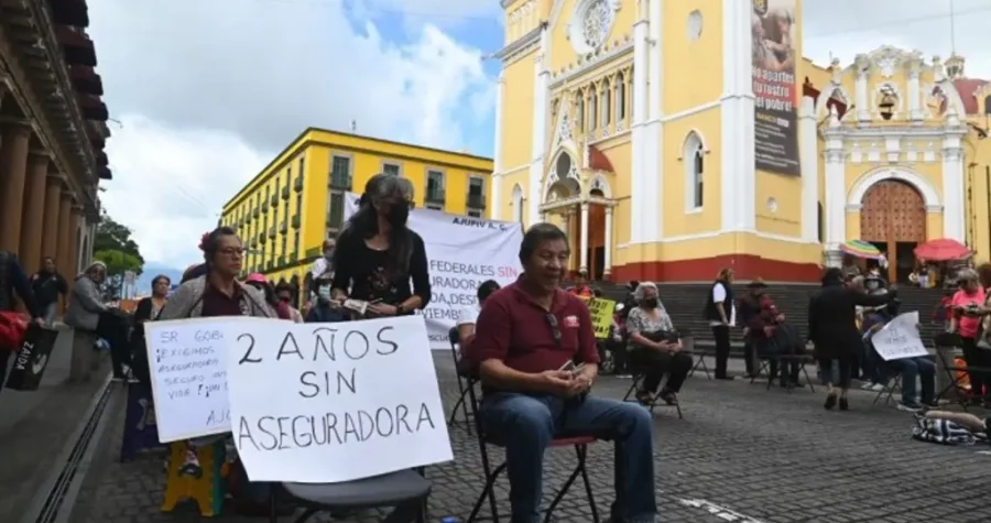 Pensionados del ISSSTE vuelven a bloquear centro de Xalapa para exigir pago de seguros