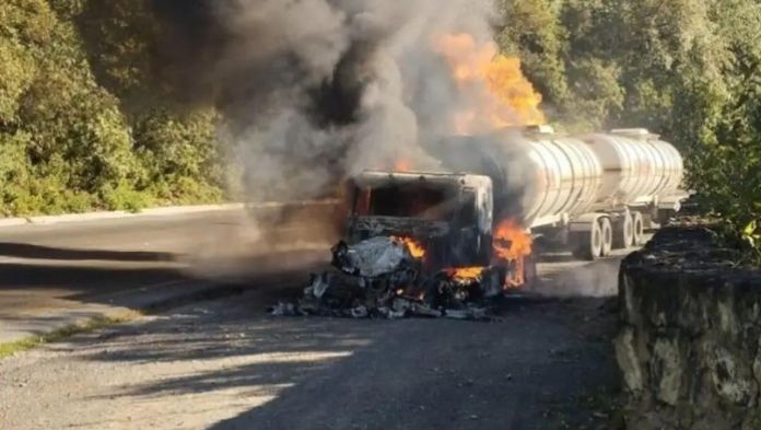 Tráiler con gasolina se incendia en la autopista Orizaba-Puebla