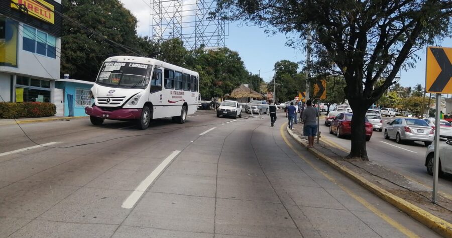 Caos vial tras caída de poste en bulevar Miguel Alemán de Boca del Río