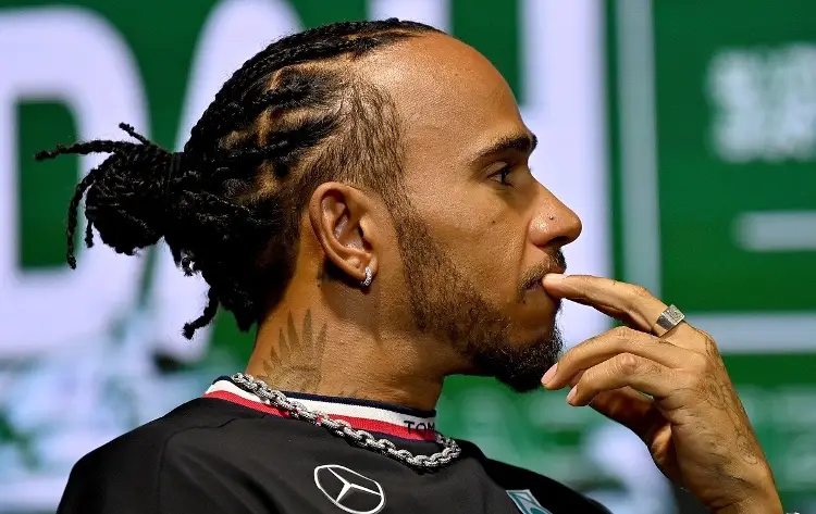 Hamilton sale de Mercedes y se va con Ferrari