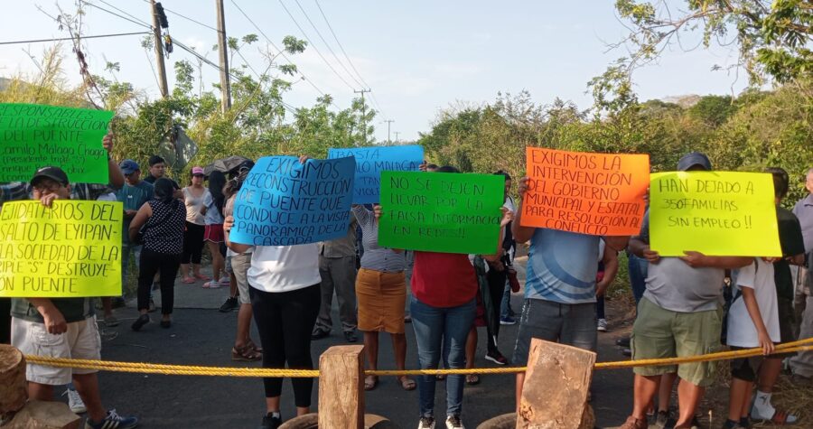 Comerciantes y prestadores de servicios de El Salto de Eyipantla toman carretera cerca de Villa Comoapan