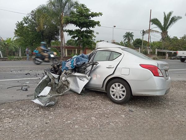 Pierde la vida hombre al quedar prensado en el Versa en la carretera Córdoba - La Tinaja; Chofer del camión pesado involucrado huye