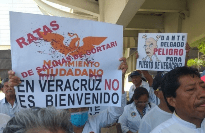 Se manifiestan otra vez ex trabajadores portuarios en contra de Dante Delgado por la requisa de 1991