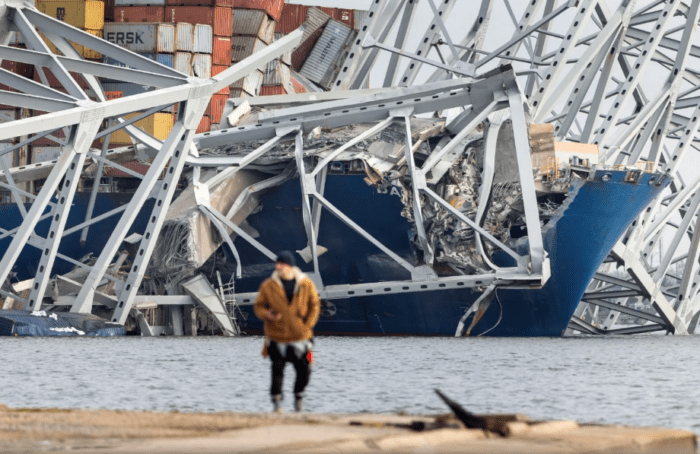 Barco que derribó puente en Baltimore transportaba químicos peligrosos y cayeron al agua