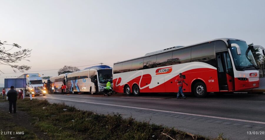 Choque múltiple de 4 autobuses deja varios lesionados en la autopista Córdoba - Veracruz