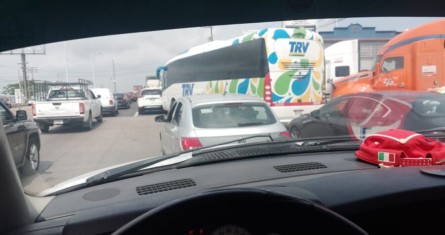 Realizan maniobras para trasladar tanques de planta cervecera, hay tráfico lento en autopista de Veracruz