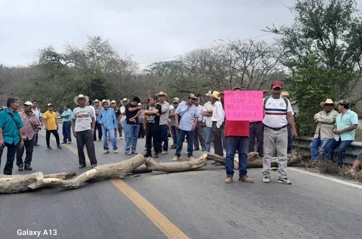 Habitantes de Chicontepec bloquean carretera en Tepezintla, exigen pavimentación