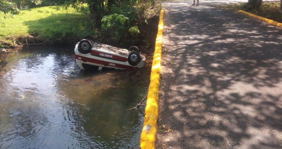 Taxista vuelca y cae de puente en Dos de Abril, San Andrés Tuxtla