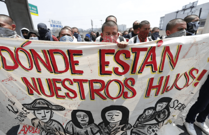 Padres de los 43 normalistas de Ayotzinapa convocan al boicot electoral
