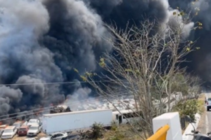 Más de 300 vehículos resultaron dañados en incendio de corralón en Emiliano Zapata
