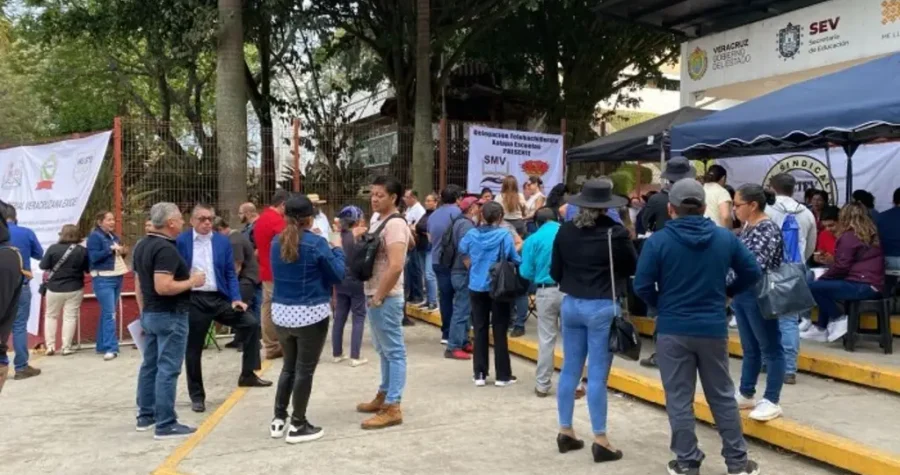 Continúa toma de la SEV en Xalapa; sindicatos exigen atención a sus demandas