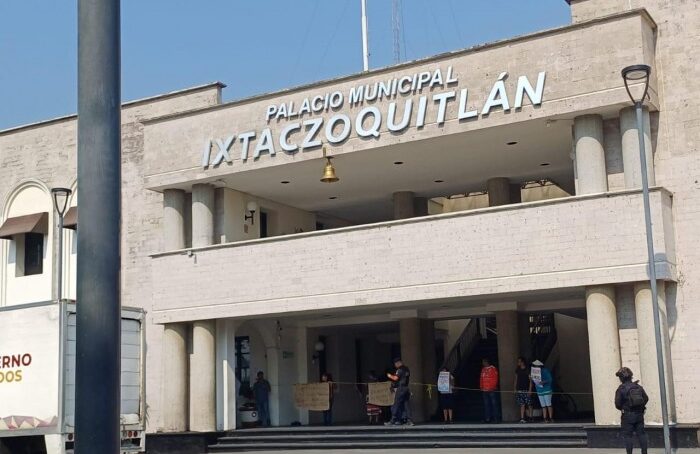 Director de obras públicas de Ixtaczoquitlán insulta a ciudadanos por exigir agua potable