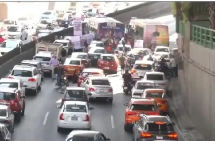 Manifestantes cierran Periférico en la CDMX; colapsa vialidad
