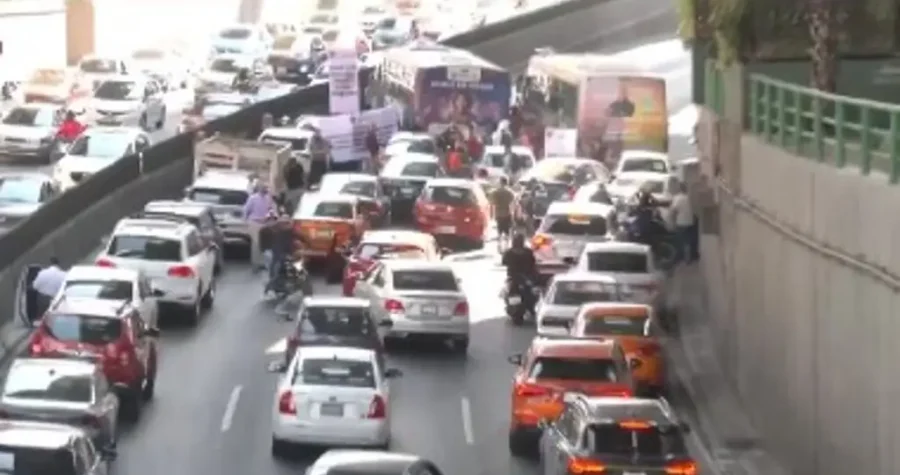Manifestantes cierran Periférico en la CDMX; colapsa vialidad