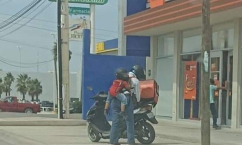 Repartidora en moto que sale con su hijo a trabajar se hace viral; Refaccionaria la busca para obsequiarle un regalo