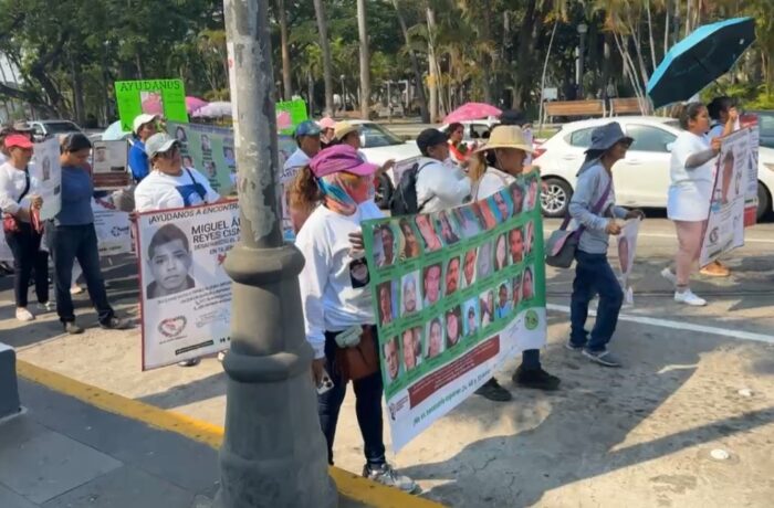 Colectivos de desaparecidos marchan en Veracruz en busca de justicia en el Día de las Madres
