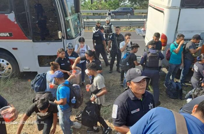 Abandonan a más de 400 migrantes hacinados en autobuses en Veracruz