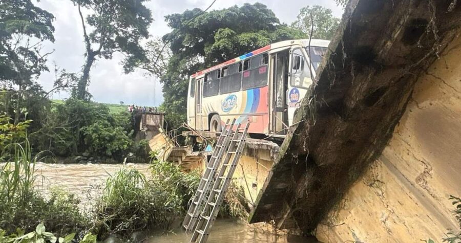 Colapsa puente con autobús de pasajeros en Veracruz
