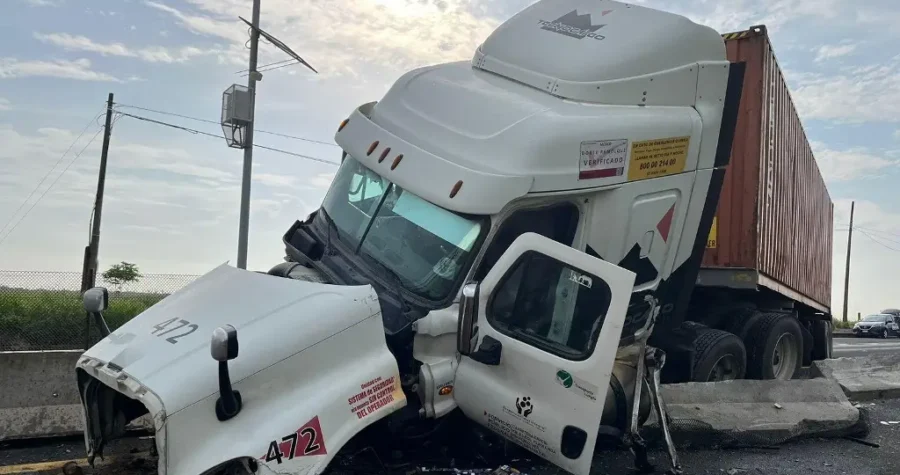 Fuerte accidente en autopista de Veracruz a la altura de Colinas de Santa Fe