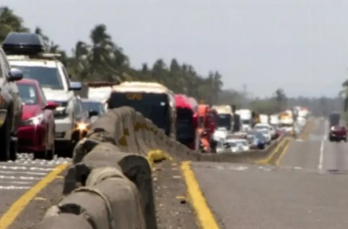 Reportan  7km de fila en la autopista La Tinaja - Isla
