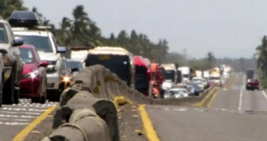 Reportan  7km de fila en la autopista La Tinaja - Isla